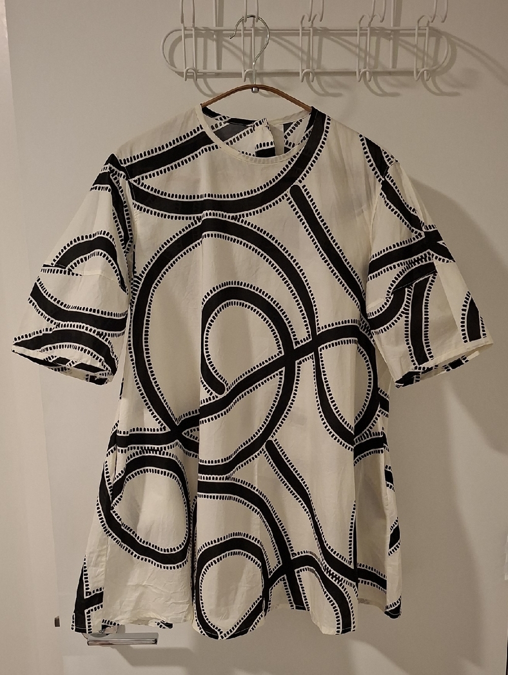 Black & White Monochromatic Abstract Print Tunic Top with Pockets (Size S)